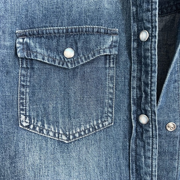 J Crew petite slim fit chambray shirt. Size Petite 4. - Picture 3 of 5